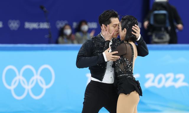 开云体育下载-冬奥19日看点：“葱桶”冲击金牌 男子冰壶上演决战